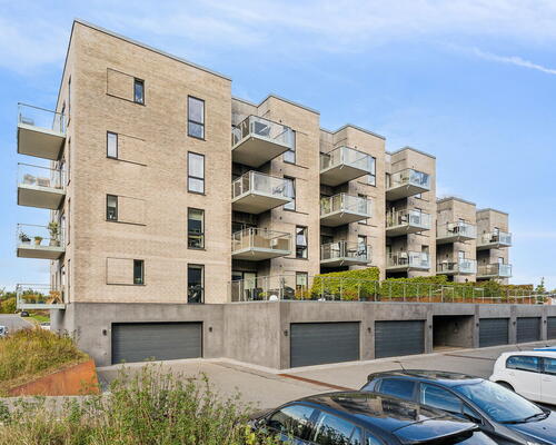 Moderne 3-værelses på 79 m2 med altan, elevator og fælles tagterrasse – tæt på Lindholm Søpark og SKANSEN