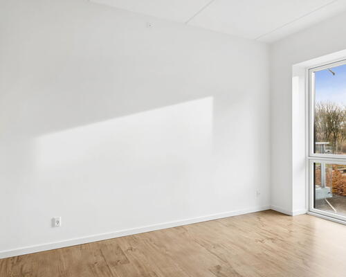 Moderne 3-værelses på 79 m2 med altan, elevator og fælles tagterrasse – tæt på Lindholm Søpark og SKANSEN