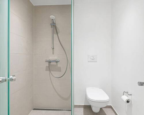 Moderne 3-værelses på 79 m2 med altan, elevator og fælles tagterrasse – tæt på Lindholm Søpark og SKANSEN