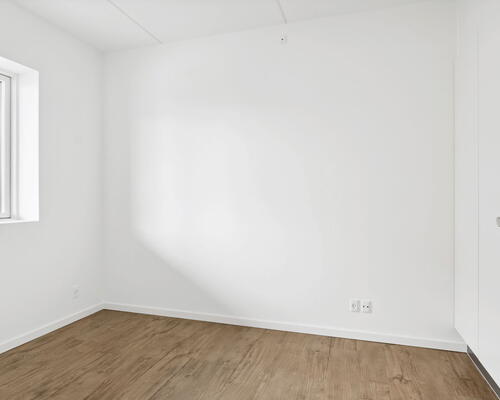 Moderne 3-værelses på 79 m2 med altan, elevator og fælles tagterrasse – tæt på Lindholm Søpark og SKANSEN