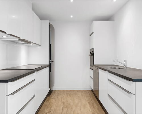 Moderne 3-værelses på 79 m2 med altan, elevator og fælles tagterrasse – tæt på Lindholm Søpark og SKANSEN