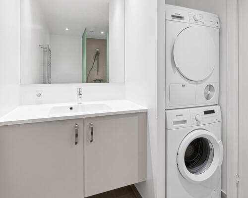 Moderne 3-værelses på 79 m2 med altan, elevator og fælles tagterrasse – tæt på Lindholm Søpark og SKANSEN