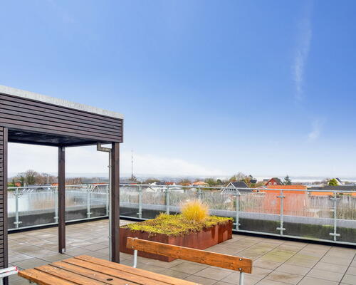 Moderne 3-værelses på 79 m2 med altan, elevator og fælles tagterrasse – tæt på Lindholm Søpark og SKANSEN