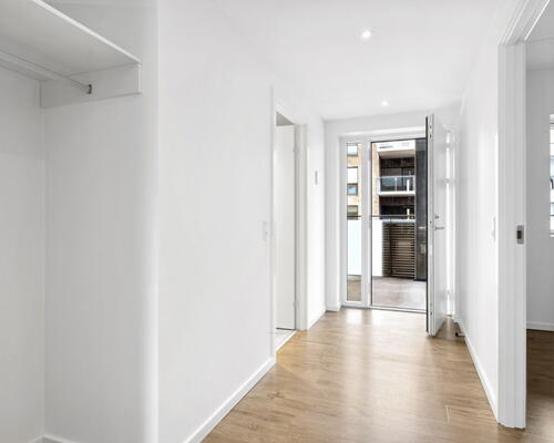 Moderne 3-værelses på 79 m2 med altan, elevator og fælles tagterrasse – tæt på Lindholm Søpark og SKANSEN