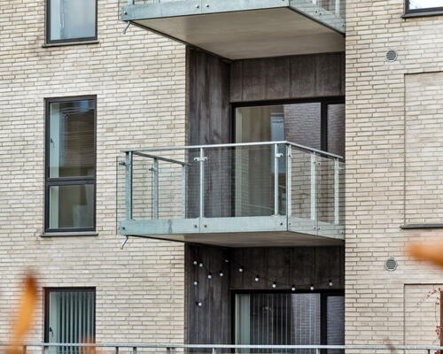 Moderne 3-værelses på 79 m2 med altan, elevator og fælles tagterrasse – tæt på Lindholm Søpark og SKANSEN