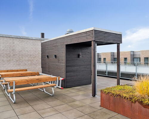 Moderne 3-værelses på 79 m2 med altan, elevator og fælles tagterrasse – tæt på Lindholm Søpark og SKANSEN