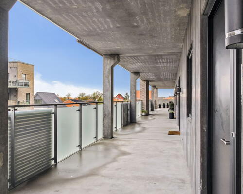 Moderne 3-værelses på 79 m2 med altan, elevator og fælles tagterrasse – tæt på Lindholm Søpark og SKANSEN