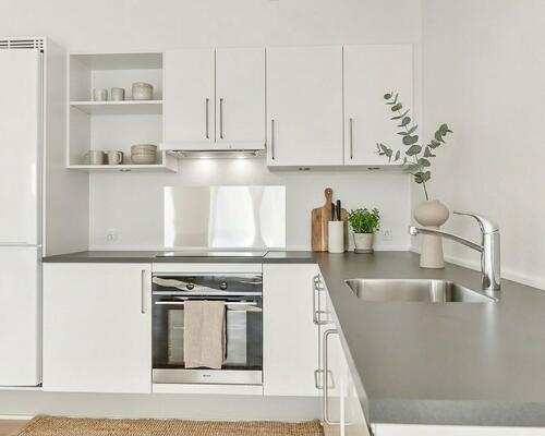 Lys 3-værelses på 84 m2 med svalegang, walk-in og elevator – parkering ved døren