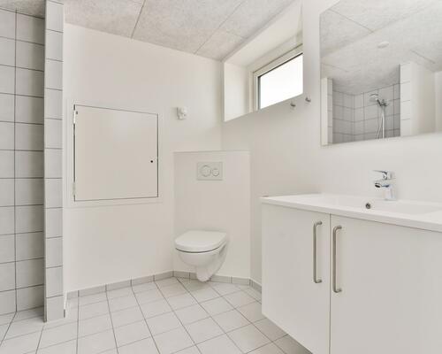 Lys 3-værelses på 84 m2 med svalegang, walk-in og elevator – parkering ved døren