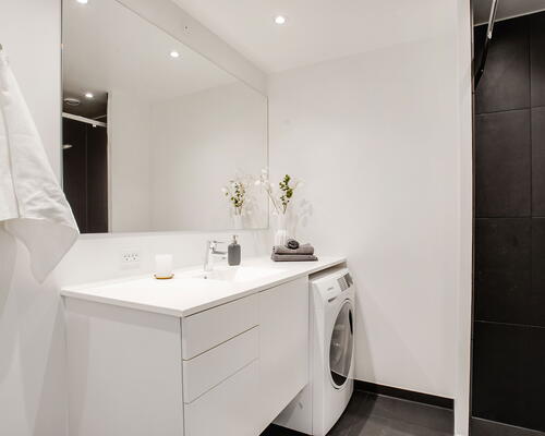 Attraktiv 2-vær. bolig øverst i ejendommen med stor altan, gulvvarme, elevator og mulighed for p-plads i kælder. Central beliggenhed. Ejendom fra 2021