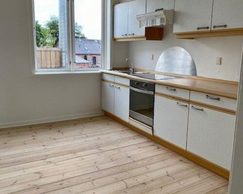 Lys 2-værelses på 69 m2 med spisekøkken og stort badeværelse – tæt på indkøb og bus