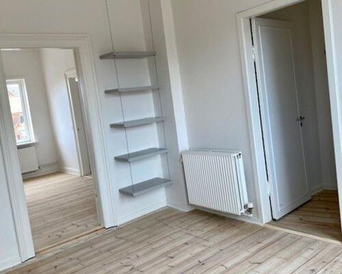 Lys 2-værelses på 69 m2 med spisekøkken og stort badeværelse – tæt på indkøb og bus