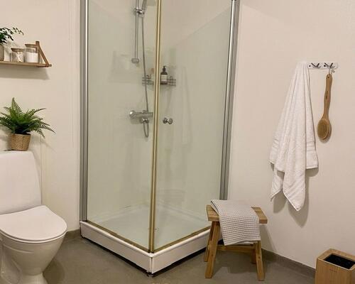 Lys 2-værelses på 69 m2 med spisekøkken og stort badeværelse – tæt på indkøb og bus