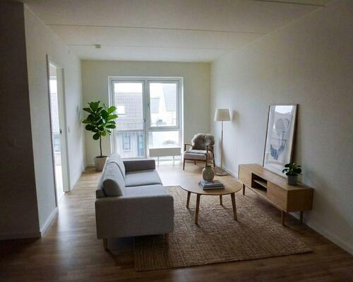 Lys 2 vær. på 69 m2 - elevator og parkering lige ved døren.