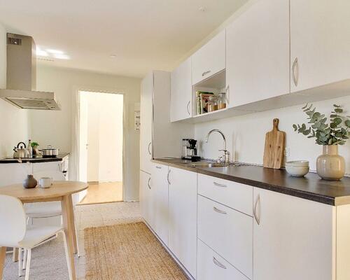 Lys og indflytningsklar 3-værelses på 79 m2 i klassisk ejendom med gårdmiljø