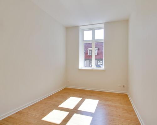 Lys og indflytningsklar 3-værelses på 79 m2 i klassisk ejendom med gårdmiljø