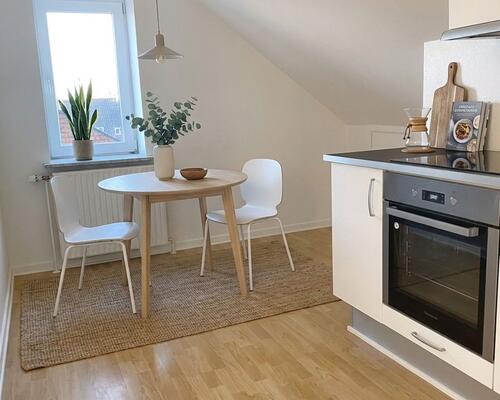 Lys 2-værelses taglejlighed på 51 m2 med synlige bjælker og egen vaskemaskine og tørretumbler