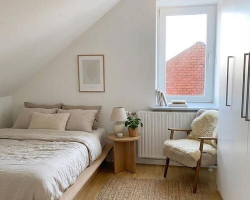 Lys 2-værelses taglejlighed på 51 m2 med synlige bjælker og egen vaskemaskine og tørretumbler