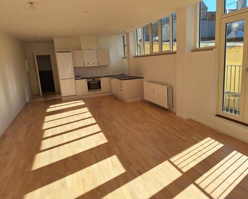 Stor 2-værelses lejlighed med altan og attraktiv beliggenhed på Trøjborg!