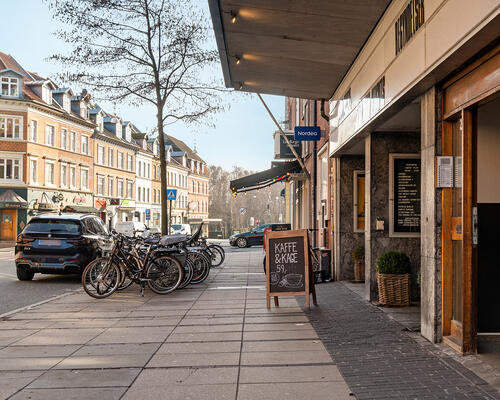 Stor 2-værelses lejlighed med altan og attraktiv beliggenhed på Trøjborg!