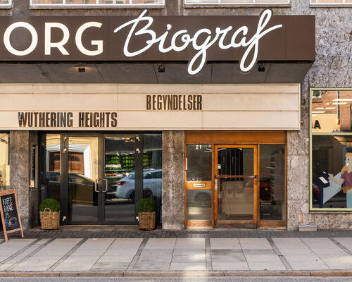 Stor 2-værelses lejlighed med altan og attraktiv beliggenhed på Trøjborg!