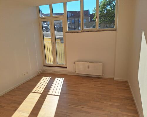 Stor 2-værelses lejlighed med altan og attraktiv beliggenhed på Trøjborg!