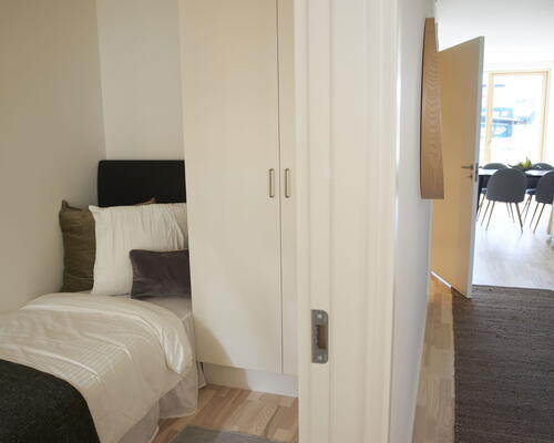 Optimal udnyttet 2 værelses bolig med stort badeværelse og altan. Optimal for dig, der er over 50 år