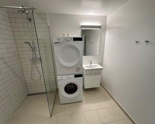 Flot lys lejlighed tæt på letbane og Odense Banegård