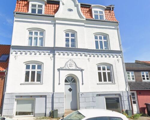 Lys og charmerende nyrenoveret 2. værelses lejlighed i 2 plan