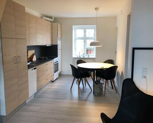 Lys og charmerende nyrenoveret 2. værelses lejlighed i 2 plan