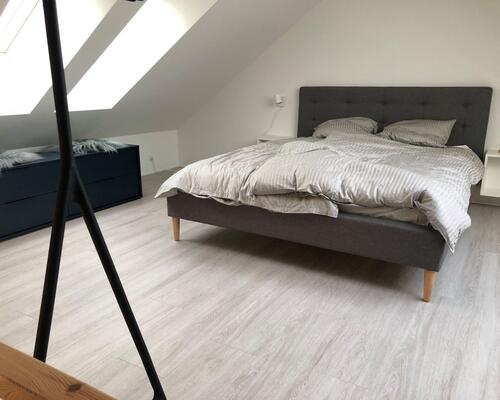 Lys og charmerende nyrenoveret 2. værelses lejlighed i 2 plan