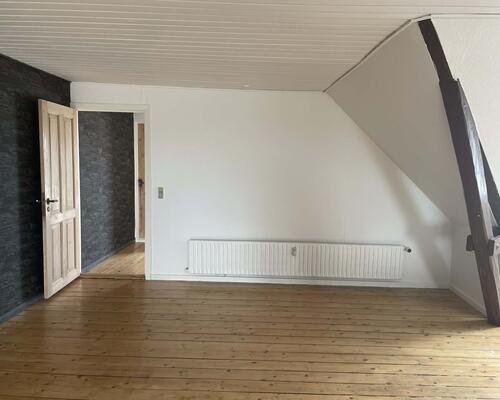 Nydelig 2. værelses lejlighed med synlige bjælker og masser af atmosfære