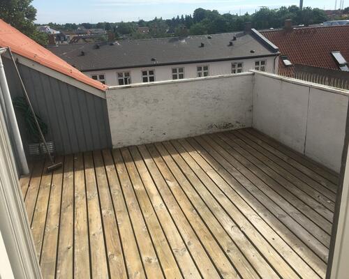 Nydelig 2. værelses lejlighed med synlige bjælker og masser af atmosfære