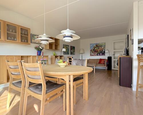 Lys møbleret lejlighed, med stor altan, på Frederiksberg