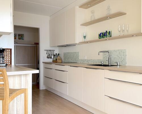 Lys møbleret lejlighed, med stor altan, på Frederiksberg