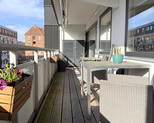 Lys møbleret lejlighed, med stor altan, på Frederiksberg