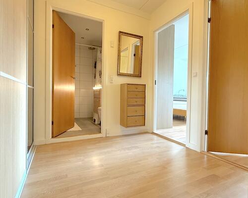 Lys møbleret lejlighed, med stor altan, på Frederiksberg