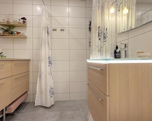 Lys møbleret lejlighed, med stor altan, på Frederiksberg