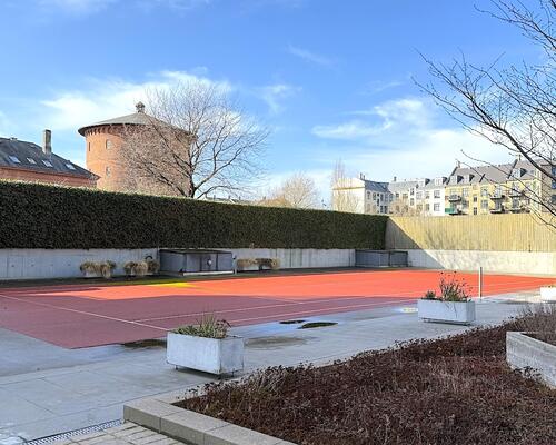 Lys møbleret lejlighed, med stor altan, på Frederiksberg