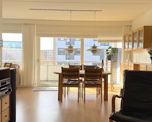 Lys møbleret lejlighed, med stor altan, på Frederiksberg