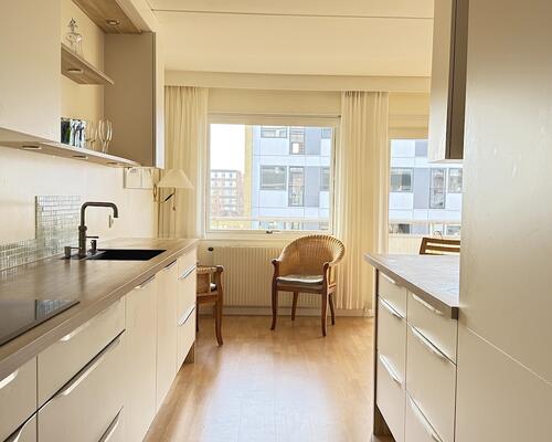 Lys møbleret lejlighed, med stor altan, på Frederiksberg