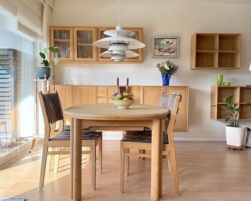 Lys møbleret lejlighed, med stor altan, på Frederiksberg