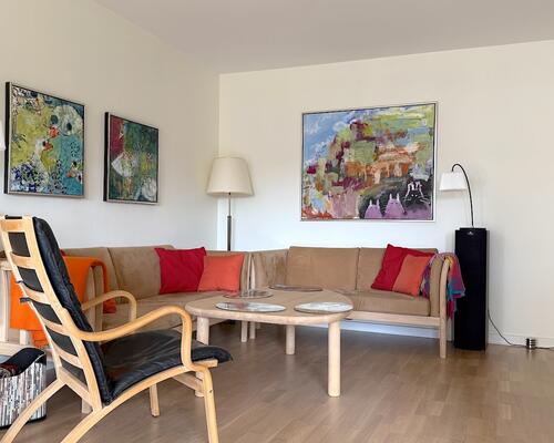 Lys møbleret lejlighed, med stor altan, på Frederiksberg