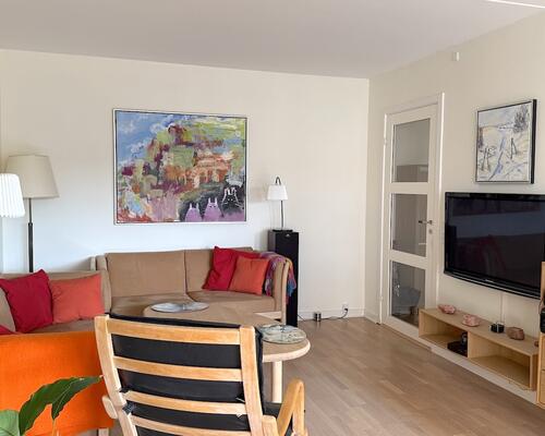 Lys møbleret lejlighed, med stor altan, på Frederiksberg