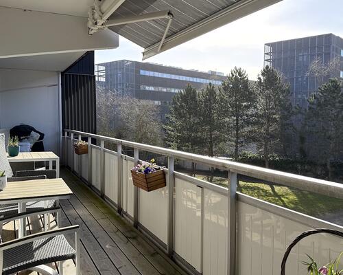 Lys møbleret lejlighed, med stor altan, på Frederiksberg