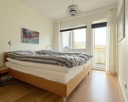 Lys møbleret lejlighed, med stor altan, på Frederiksberg