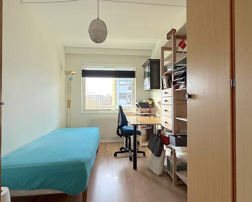 Lys møbleret lejlighed, med stor altan, på Frederiksberg