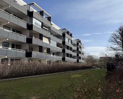 Lys møbleret lejlighed, med stor altan, på Frederiksberg