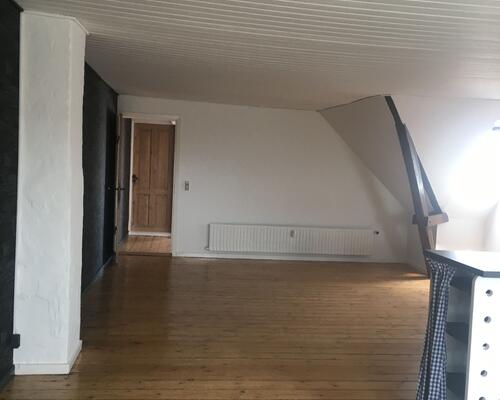 Nydelig 2. værelses lejlighed med synlige bjælker og masser af atmosfære