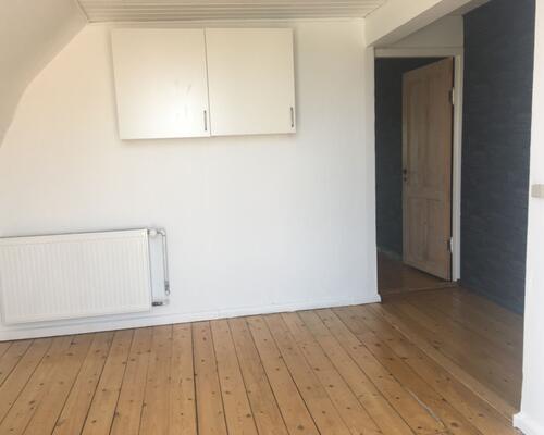 Nydelig 2. værelses lejlighed med synlige bjælker og masser af atmosfære